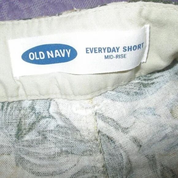 ✨ Old Navy Yellow Floral Everyday Mid Rise Short✨ - Picture 7 of 8